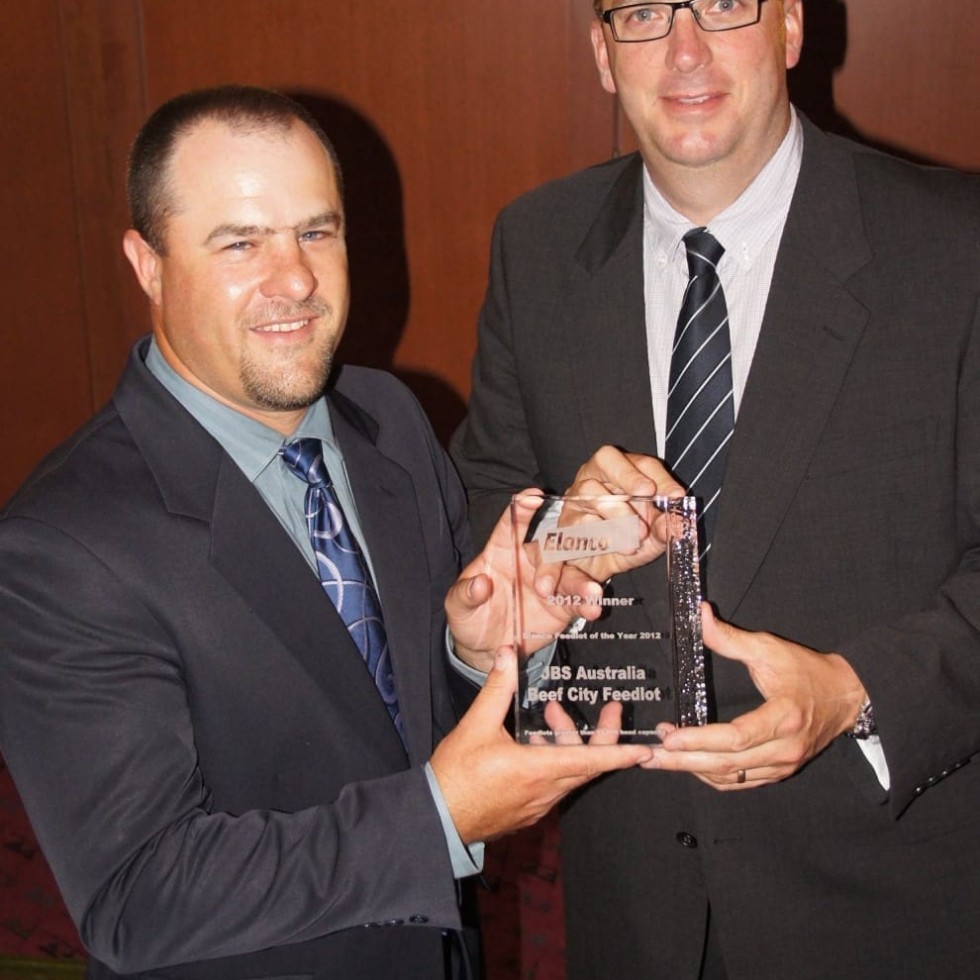 Elanco's Brett Hall, right, presents the Feedlot of the Year award for lots +10,000 head in size to Sean Sturgess, manager at Beef City, via Toowoomba. 