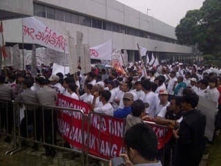 Some of the 2000 people that protested against meat import cutbacks in Jakarta yesterday. 