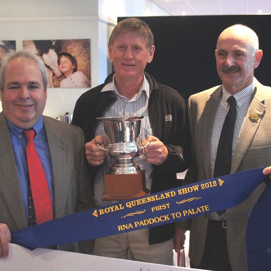 Performance class winner Lee McNicholl flanked by Grassdale feedlot's Charlie Mort, left, and RNA's Duncan Sturrock