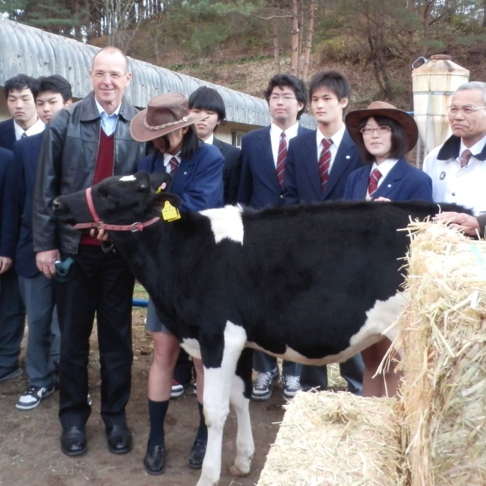 Agriculture minister Joe Ludwig visited a Japanese agricultural High School as part of the Australian red meat industry's ongoing post Tsunami hay distribution aid program