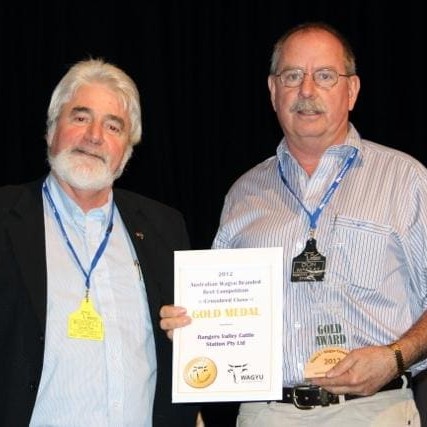 Chief judge Russell Smith presents Rangers Valley's Don Mackay with his gold medal award, for crossbred entries after the Wagyu branded beef competition   