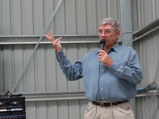 RMAC chairman Ross Keane speaking at the Primex Pacific Beef Carcase Competition mid-term field day at Geoff Willett's Maydan Feedlot near Warwick, Qld, yesterday. 