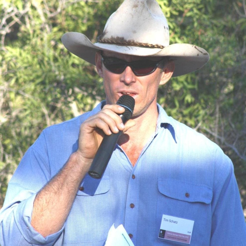 Researcher Tim Schatz addresses the Kidman Springs field day audience 