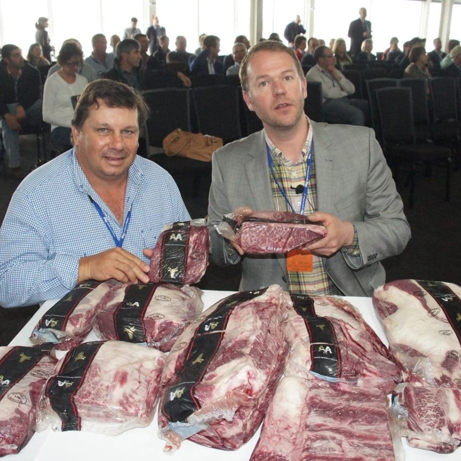 AA Co's Greg Gibbons and Mayura's Scott de Bruin with a sample of forequarter sub-primals take from a Wagyu caecase 