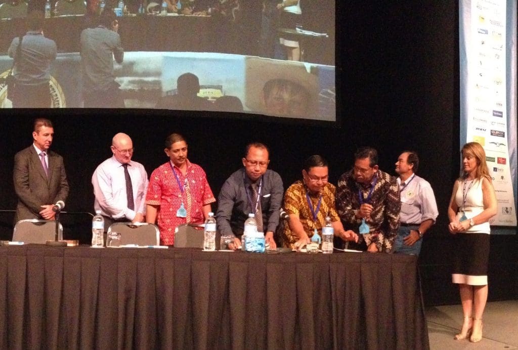 Indonesian and Australian government and industry representatives conducted the offiical signing of the 2015 Indonesian Australian pastoral student exchange program at the NTCA conference in Darwin in late March. 