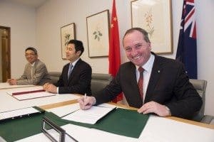 Mr CAI Wei, Deputy Head of Mission / Minister, Embassy of the People’s Republic of China in Australia; Dr LI Jianwei, Director General, AQSIQ; Minister Joyce Minister Joyce signing the protocol for feeder/slaughter cattle.