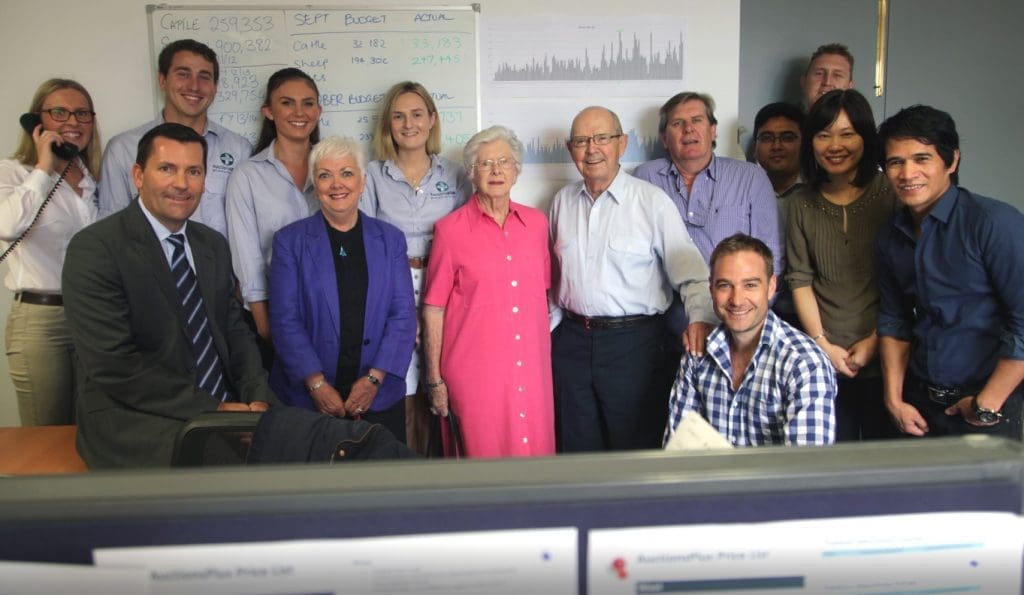 Former AMLC chairman Dick Austen and Mrs Austen, centre, visited the AuctionsPlus headquarters to witness the dispersal of their Hartley Grazing herd on Friday.