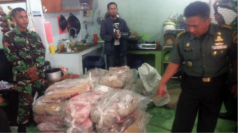 Photo from the Medan Tribun. Army officers seize smuggled Indian beef.