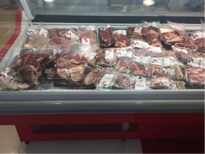SLN meat shop display with all cuts presented in vacuum packaging.