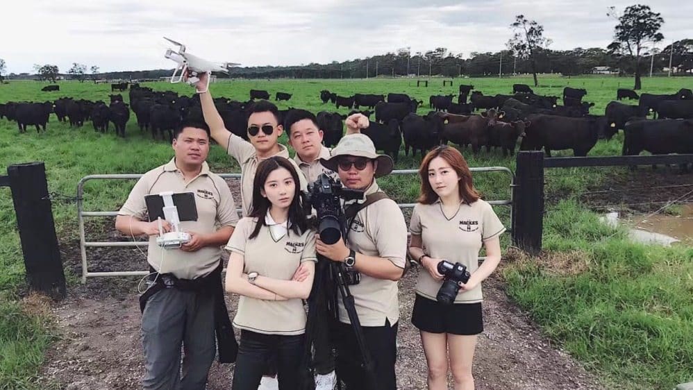 The Mackenzie family’s Macka’s Australian Black Angus Beef brand program recently hosted a visit by customers of the huge Alibaba online retail platform in China.